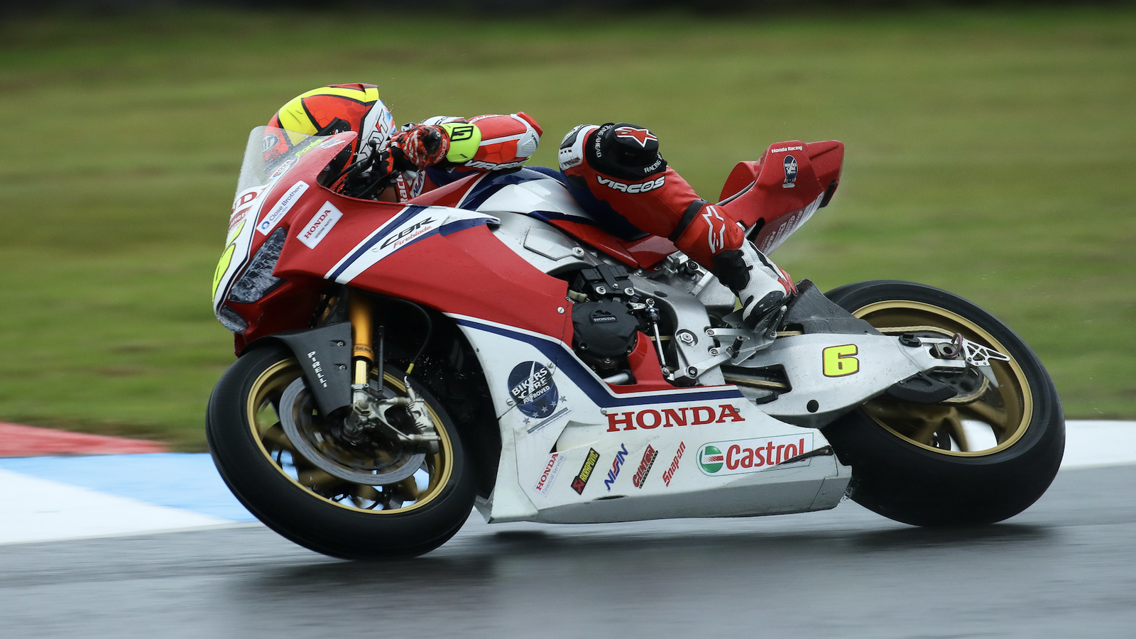 Fores splashes to maiden BSB pole at Knockhill as Ducati struggles